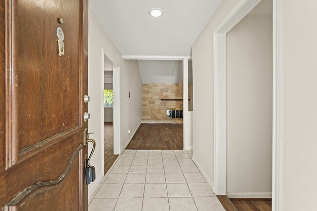 Building Photo - 1426 Ashwood Dr