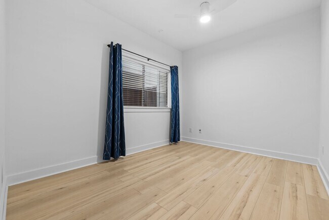 Building Photo - Contemporary Townhome Steps from Downtown/...
