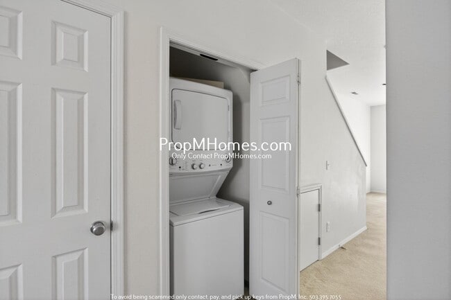 Building Photo - Spacious Three Bedroom Townhome in the Heart of Beaverton!