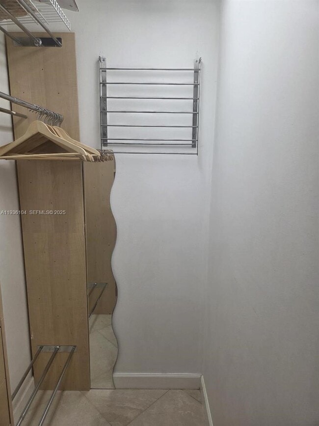 Building Photo - 800 Parkview Dr