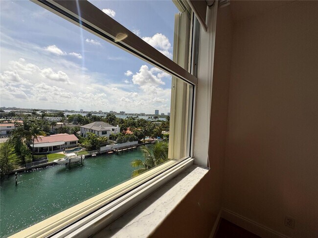 Building Photo - 10140 W Bay Harbor Dr