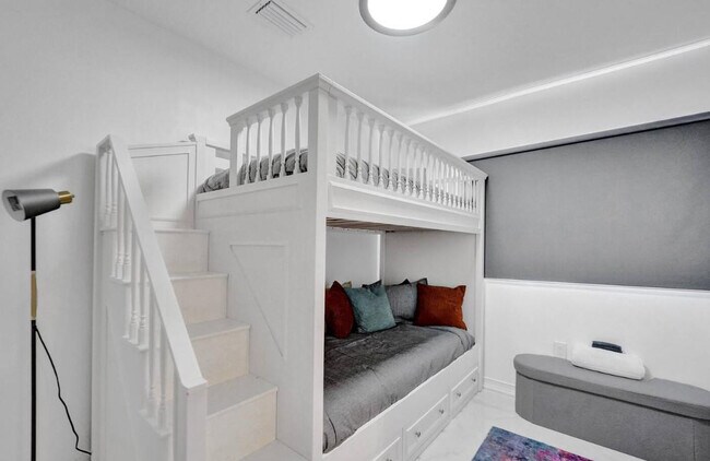 Building Photo - 2001 Washington St