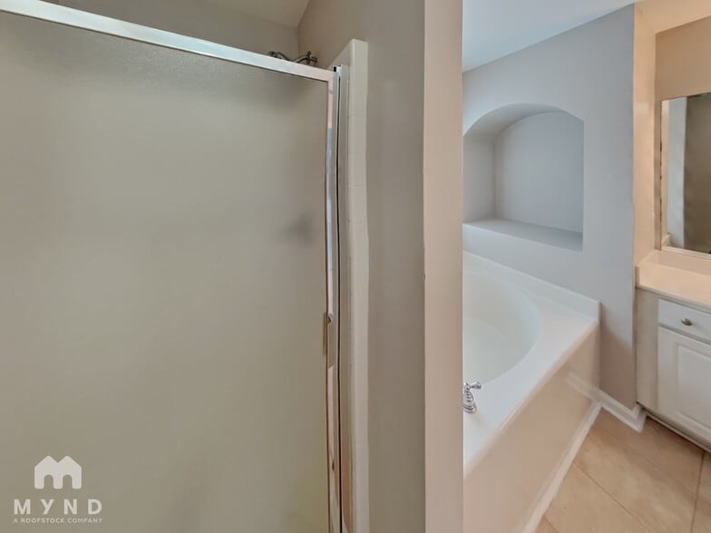 Building Photo - 6062 Park Bend Ave