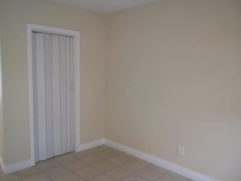 Building Photo - 304 E Sunkist St