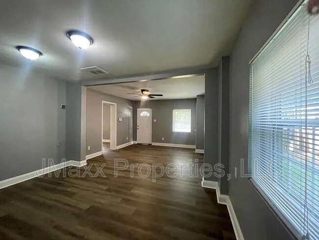 Building Photo - 68 Vanira Ave SE