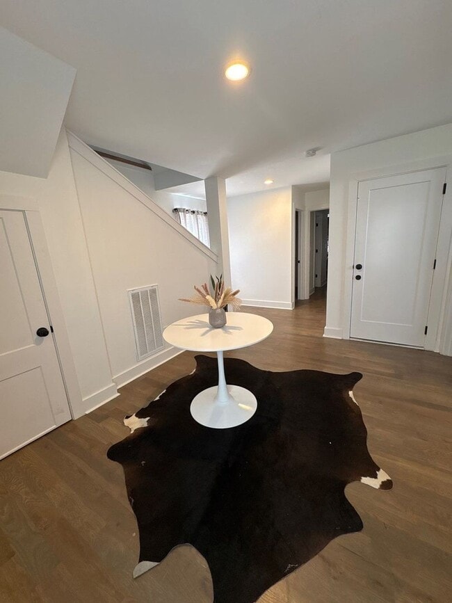 Building Photo - Fully Furnished 5 Bed, 3.5 Bath Located In East Nashville's McFerrin Park Neighborhood! Lawn Care...