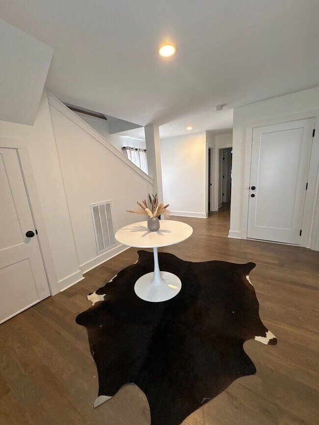 Building Photo - Fully Furnished 5 Bed, 3.5 Bath Located In East Nashville's McFerrin Park Neighborhood w/ Flexibl...