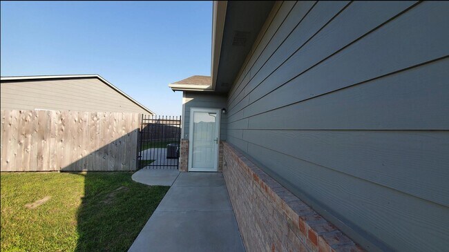 Building Photo - 600 N Grandstone St