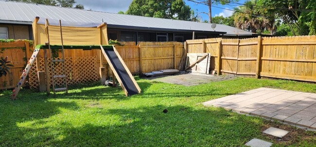 Building Photo - 728 SW 36th Terrace