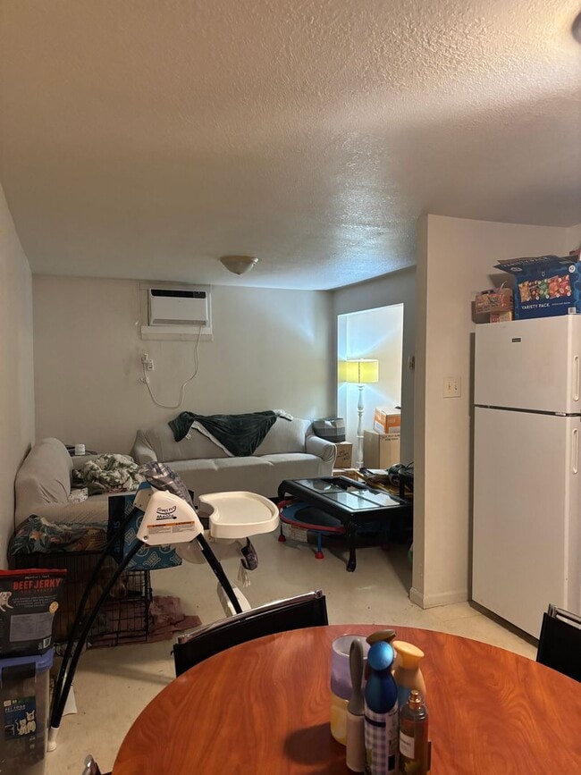 Building Photo - 1071 Kathryn