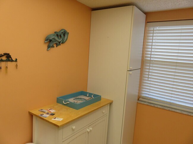 Building Photo - Turnkey 2/2 in a resort community golf and...
