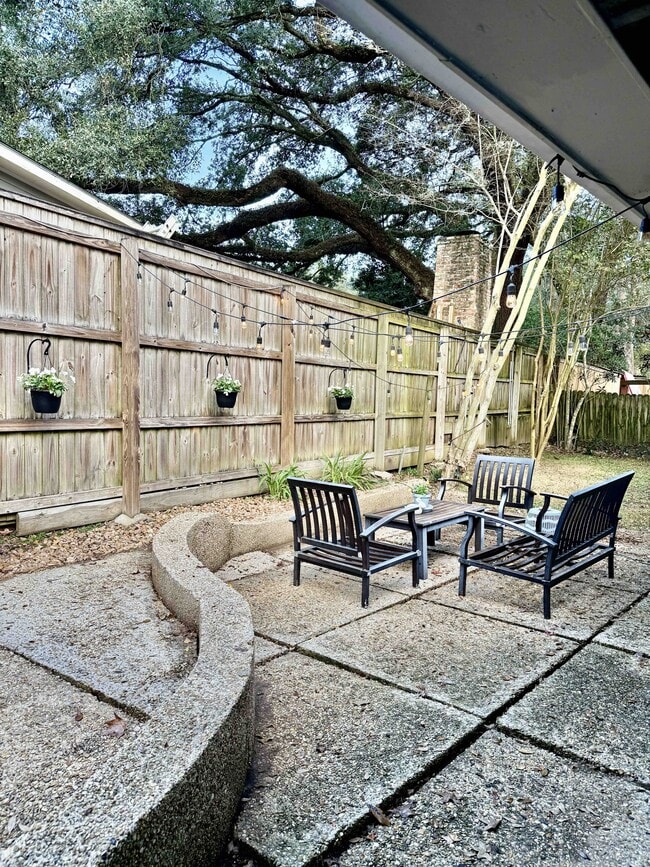 Building Photo - 4647 Loyola Dr