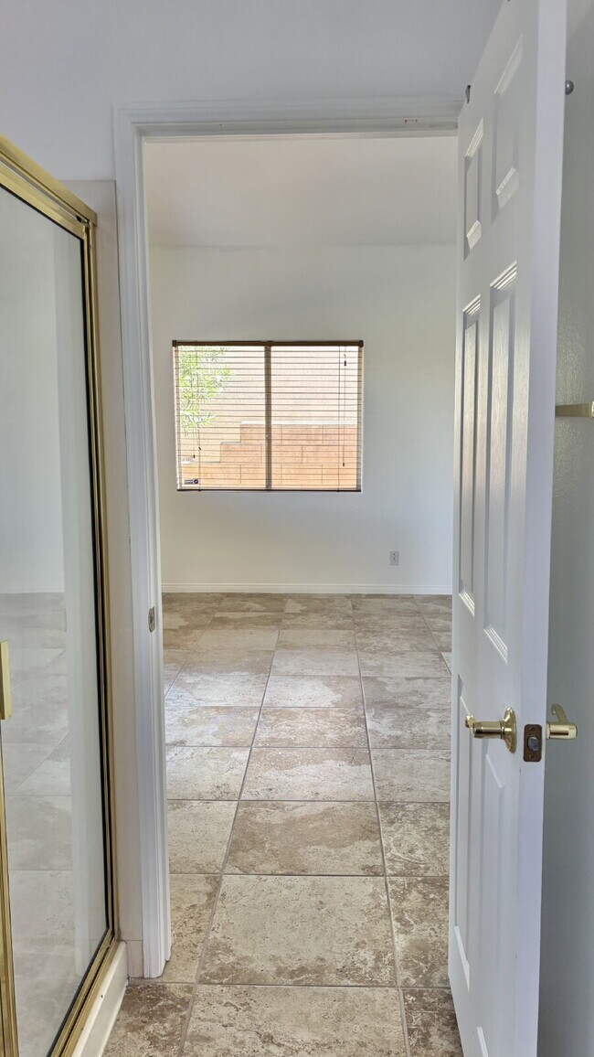 Building Photo - 3 Bedrooms and 2.5 Bathrooms Home on 7th Tee!