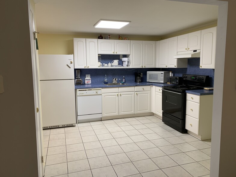 Kitchen - 210 Gibbons Ct