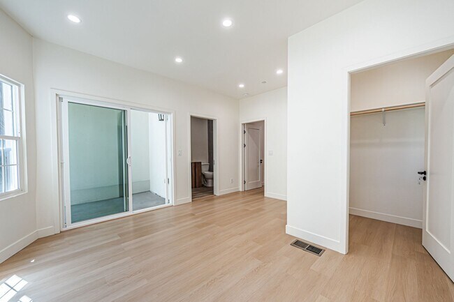 Building Photo - Modern 3-Bedroom in Prime Location | One M...