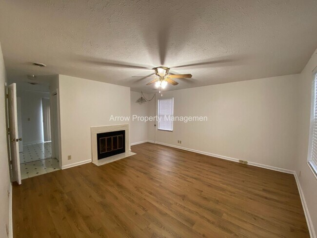 Building Photo - 2 Bedroom / 2.5 Bathroom / Amenities Include Pool & Tennis Courts / Assigned Parking / Minutes to...