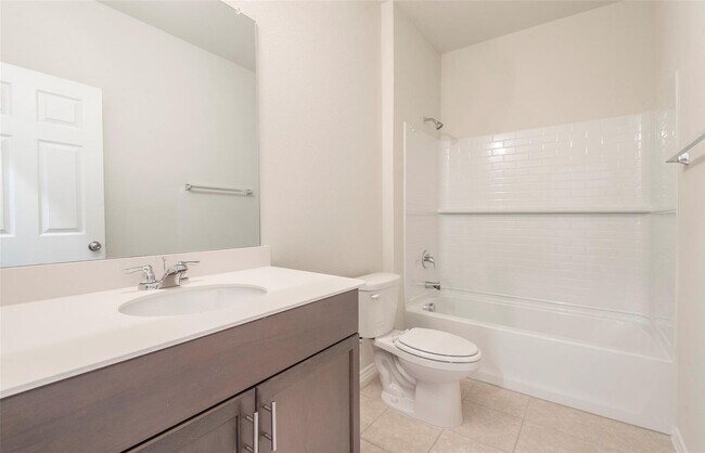 Building Photo - Move-In Ready 4-Bedroom Home with Ideal Lo...