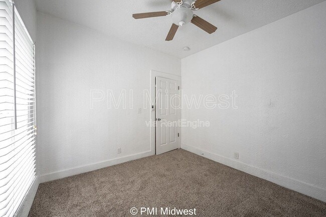 Building Photo - 1433 W 5th St