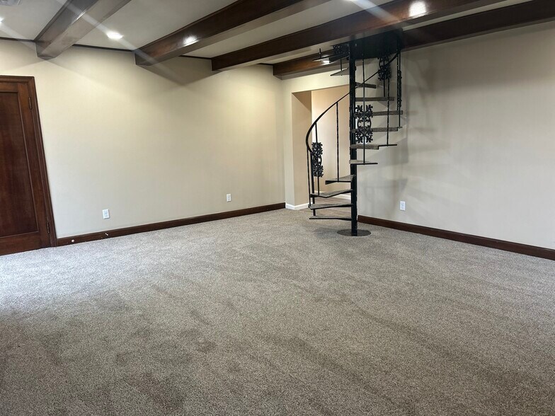 Living Room - 547 N Broadway St