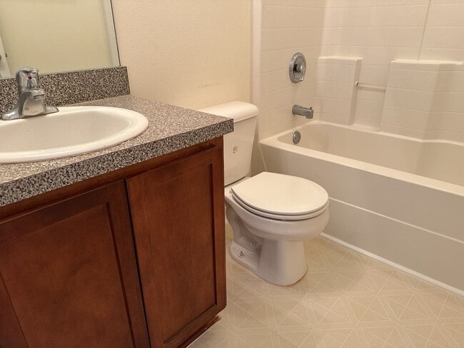 Building Photo - 10 Evergreen Oak Dr