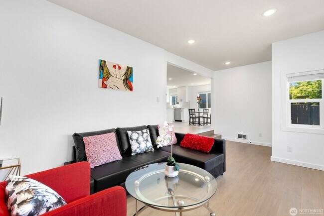 Building Photo - Remodeled, move in condition!