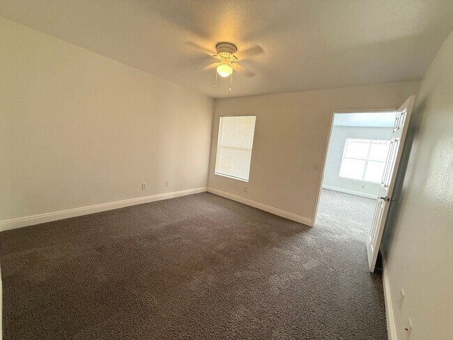 Building Photo - SPACIOUS 2BED/2BATH CONDO ON THE 2ND FLOOR