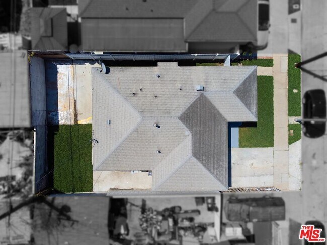 Building Photo - 820 W 98th St