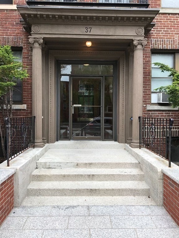 Building Photo - 37 Park Vale Ave