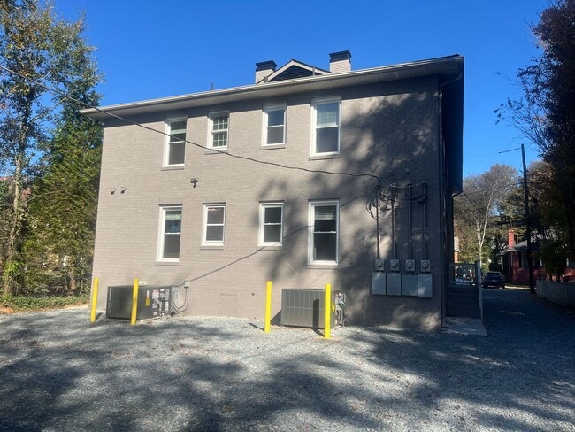 Building Photo - Newly Renovated 1 Bed 1 Bath Condo Near Uptown Charlotte!