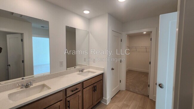 Building Photo - 450 Laurelwood Ln