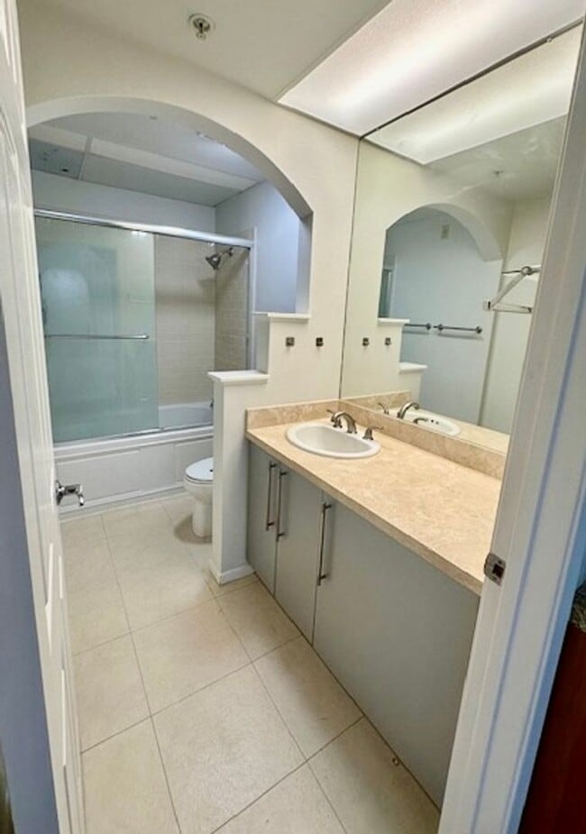 Building Photo - 620 S Gramercy Pl