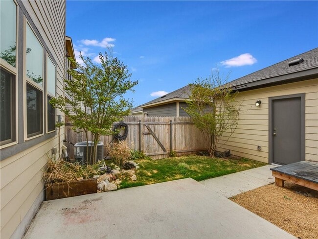 Building Photo - 1756 Yaupon Grove Ln