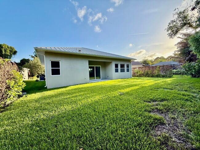 Building Photo - 675 NE Moss Rose Pl