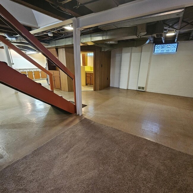 Building Photo - This charming 3-bedroom, 1.5-bathroom hous...