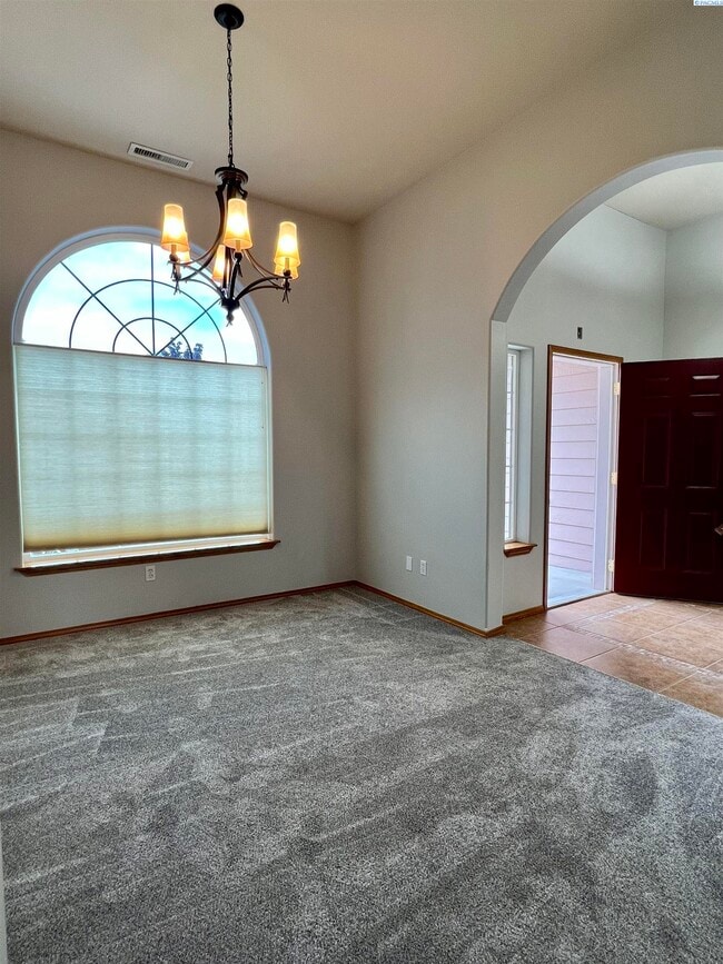 Building Photo - South Richland Freshly Updated w/Bonus