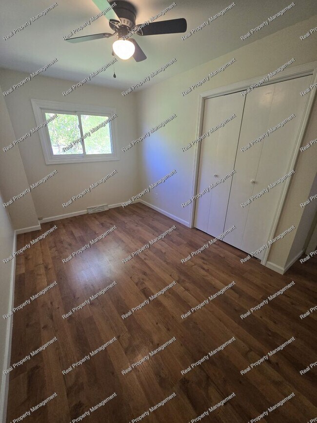 Building Photo - Three Bedroom Tri-Level in LOFS