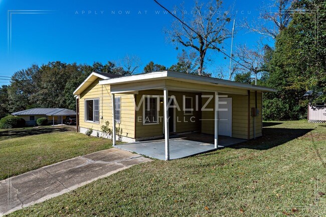 Building Photo - **Reduced Price** Adorable 3 Bedroom/1 Bat...