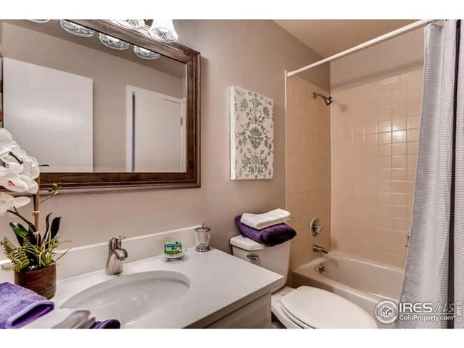 Building Photo - Furnished or Unfurnished Updated 2 Bed 2 B...