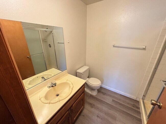 Building Photo - Gorgeous condo is a spacious 2Bed/2Bath un...