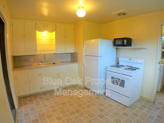 Building Photo - 1476 E 8th St
