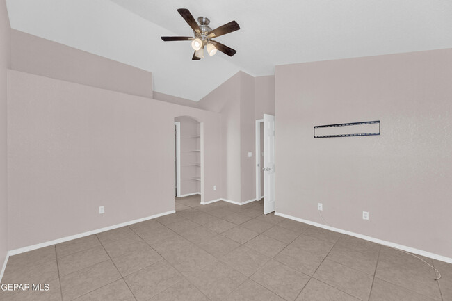 Building Photo - 11868 Oak Crossing Dr