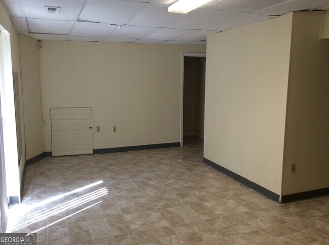 Building Photo - 5022 Rock Springs Rd