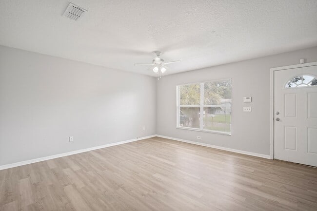 Building Photo - Move in Ready! Modern 3-Bedroom 2-bath Hom...