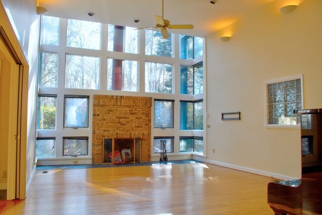 Building Photo - Contemporary 4bd/3.5ba Near Hope Valley + Home Equidistant to Downtown Durham & Chapel Hill!