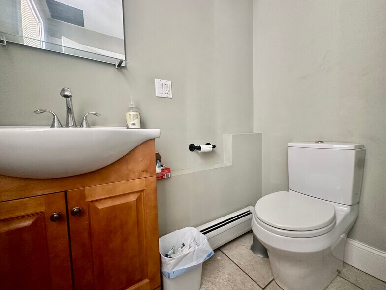 Building Photo - 166 Magazine St