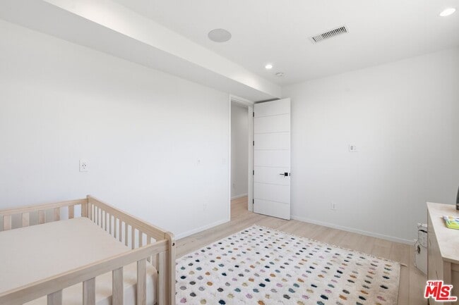 Building Photo - 2311 Cove Ave
