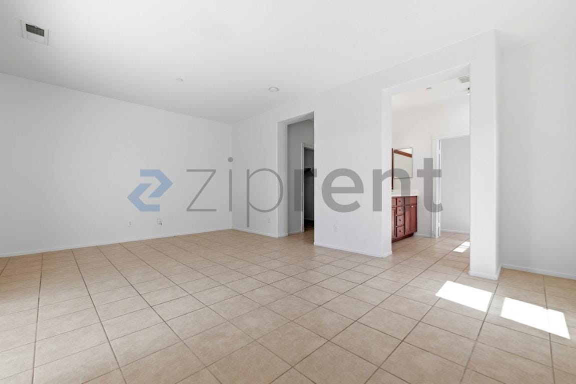 Building Photo - Unit