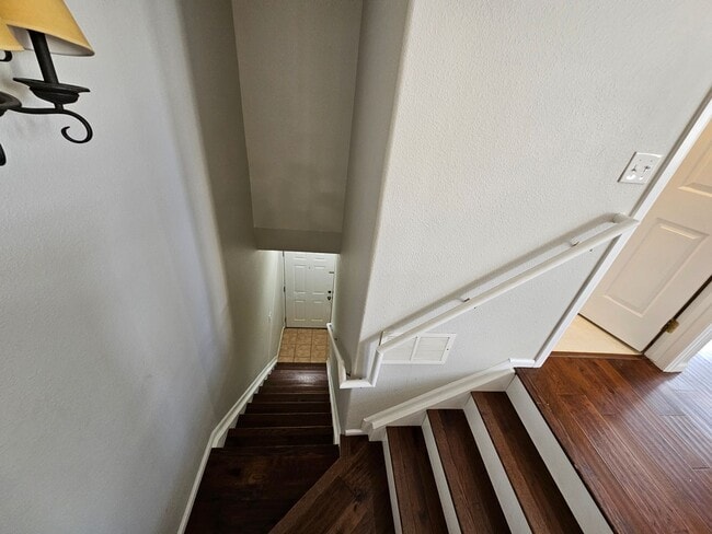 Building Photo - Stunning Highlands Ranch Townhome