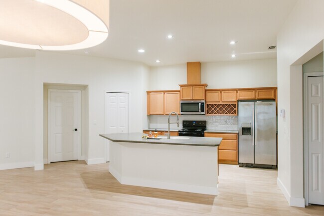 Building Photo - 208 Grande Lake Dr