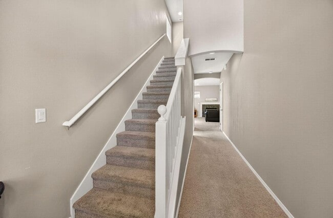 Building Photo - 3 Bedroom, 2.5 Bathroom Medford Home